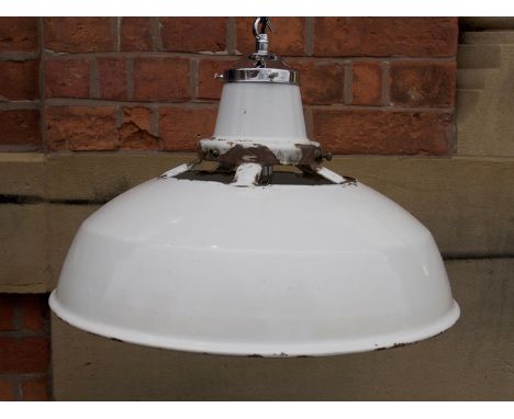 Industrial enamel Benjamin shade in white with chrome gallery and hook and black twisted cable H: 27 cm