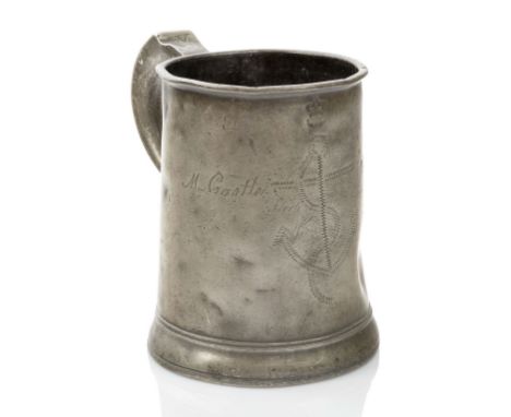 AN HISTORICALLY INTERESTING GEORGIAN PEWTER TANKARD, with wriggle work foul anchor to front and inscribed either side, Mr Cas