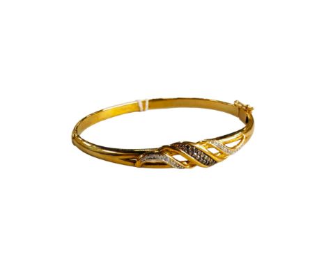 YELLOW METAL BLACK AND WHITE DIAMOND BANGLE 