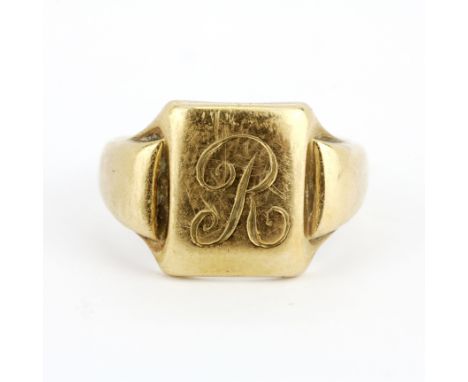 A gent's hallmarked 9ct yellow gold signet ring, (Q). Approx 7.9g.