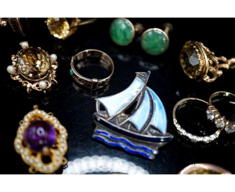 Mixed jewellery including 14k ring, 9ct ring, enamelled white metal yacht brooch, citrine set clasp citrine brooch, amethyst 