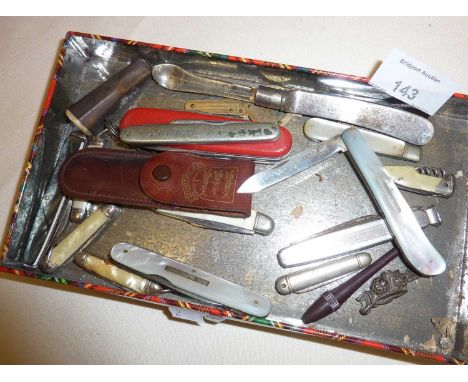 Pocket and pen knives including a silver fruit knife and an example advertising Dewar's Whiskey, etc
