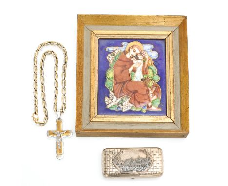 Snuff box is 9 cm. long.