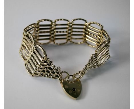 A 9ct gold gate bracelet with padlock clasp, approx 20cm, approx 28.2g.  CONDITION REPORT: Good condition.