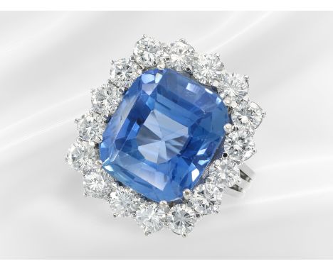 Prächtiger Saphir/Brillant-Blütenring mit außergewöhnlich großem Saphir von ca. 17ct, verm. Ceylon, feiner Brillantbesatz: Ca