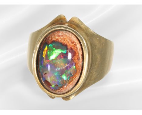 Ring: interessanter Goldschmiedering mit sehr schönem Opal, 14K: Ca. Ø16,5mm, RG52, ca. 11,2g, 14K Gold, schauseitig ca. 19mm