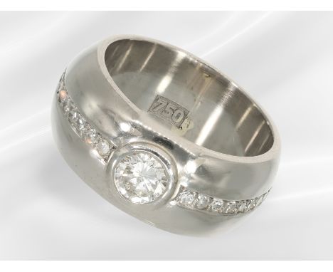 Ring: massiver, moderner Goldschmiedering aus 18K Weißgold mit einem schönen Halbkaräter: Ca. Ø18mm, RG56, ca. 14,2g, 18K Wei