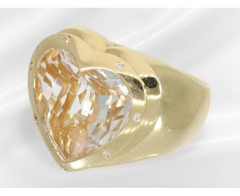 Ring: solide gefertigter Goldschmiedering mit Rauchquarz in Herzform sowie kleinen Brillanten, 18K Gold: Ca. Ø18mm, RG56, ca.