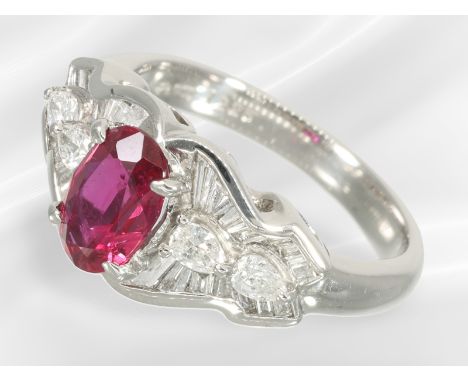Ring: neuwertiger vintage Platinring mit Rubin und Diamanten, new old stock: Ca. Ø 16mm, RG 51, ca. 7,7g, massive Handarbeit 