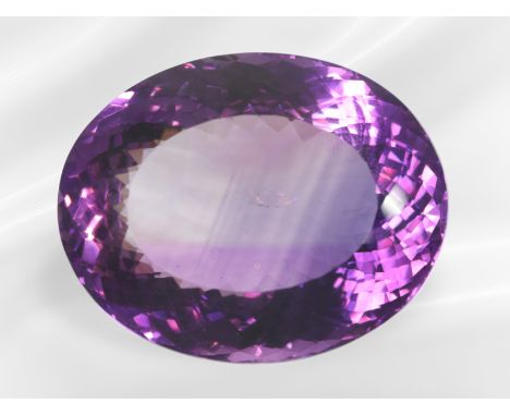 Amethyst: großer, hochwertiger Amethyst von sehr schöner Qualität, ca. 142,38ct: Ca. 38,64 x 30,78 x 20,36mm, schöner Amethys