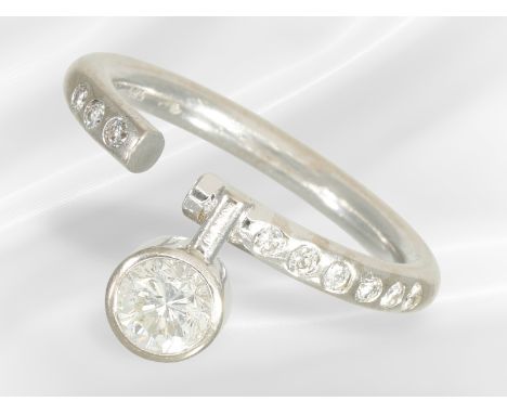 Ring: moderner Designerring mit Brillantbesatz: Ca. Ø18mm, RG 56, ca. 5,3g, 14K Weißgold, ausgefallene Designerarbeit, Schien