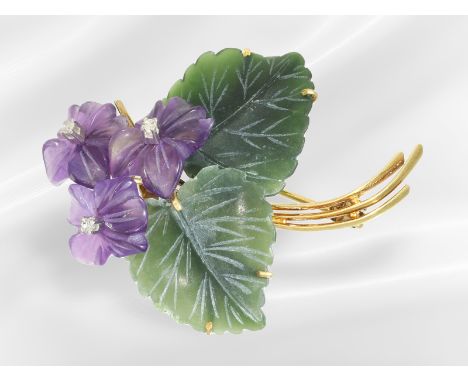 Veilchenbrosche feiner Qualität mit Nephrit, Amethyst und Diamanten, um 1950: Ca. 45 x 37mm, ca. 10,2g, 14K Gelbgold, rücksei
