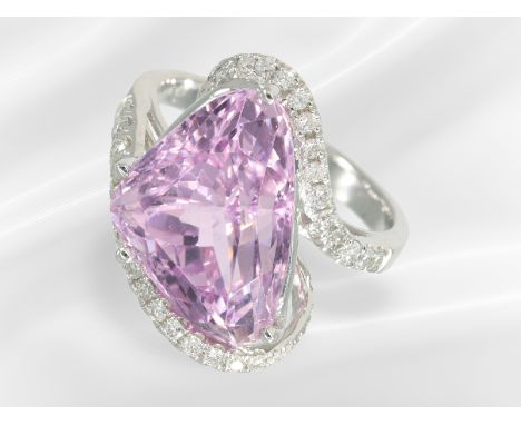 Ring: neuwertiger Goldschmiedering mit hervorragendem Kunzit von 10,57ct und feinen Brillanten: Ca. Ø 17,5 mm, RG 55, ca. 7,3