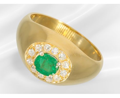 Ring: vintage Smaragd/Diamant-Goldschmiedering, 18K Gold: Ca. Ø17mm, RG54, ca. 7g, 18K Gelbgold, im Verlauf gearbeitet, schau