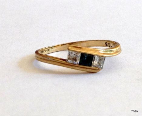 A 9ct gold cross over ring size S