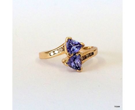 14ct gold tanzanite and diamond shoulder ring size M