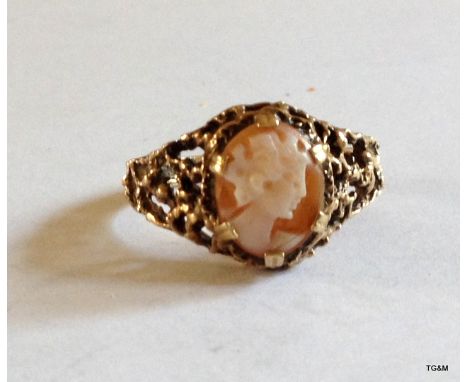 A 9ct gold cameo ring size P