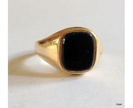 A 9ct gold jet signet ring size V