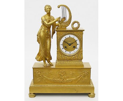 Empire-Pendule. Feuervergoldete Bronze. Architektonisches Gehäuse mit Reliefdekor nach der Antike, figürlicher Aufsatz in For