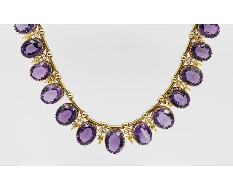 Historismus-Collier. 18 kt. GG, geprüft, brutto 84,8 g. Auf Kette aufgezogen stabförmige Glieder, daran jeweils äußerst quali