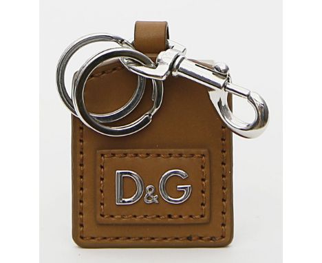 Schlüsselanhänger, Dolce &amp; Gabbana. Hellbraunes Leder mit Logo-Patch "D&amp;G". Silberfarbene Hardware. Zwei Schlüsselrin