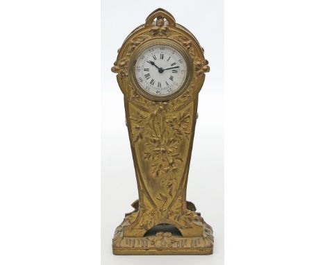 Kleine Jugendstil-Tischuhr. Gold-braun patinierte Bronze. Turmförmiges Gehäuse mit reliefierten Haselnusszweigen und -früchte