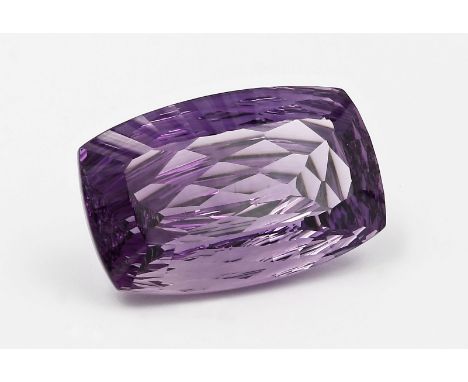 Amethyst, ca. 59,5 ct. Rechteckig oval im Lasercut. Intensiv dunkles Violett. Rückseitig äußerst min. best.