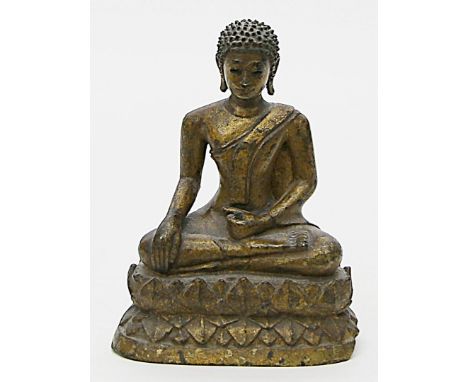 Skulptur Buddha auf Lotos-Sockel. Vergoldete Bronze, 1.563 g. Best./Sockel mit Ausbruch. Thailand, 18. Jh. H. 16 cm.