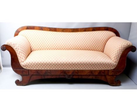 Biedermeier-Sofa. Mahagoni mit Fadeneinlage. Geschweiftes Gestell und Beine mit Rosetten. Gepolstert. Rest.-bedürftig. Um 184