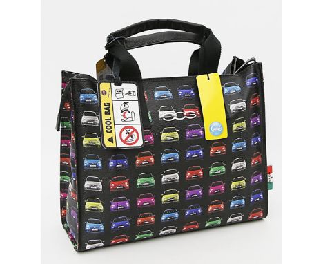 Tasche "FIAT 500", Gabs. Obermaterial Synthetik mit Aufdruck, Multicolor. Zwei kurze Henkel mit künstlichem Leder und Namensc