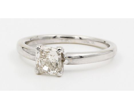 Diamantsolitärring. 750/000 WG, brutto 3,5 g. Besetzt mit leicht rechteckig facettiertem Diamant, 1,07 ct., cr (K)vs1. RW 53,