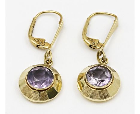 Paar Ohrhänger mit Sicherungsbügel. 585/000 GG, brutto 3,1 g. Je mit beweglich abgehängtem, rund facettierten Amethyst. D. 3,