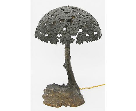Ausgefallene Tischleuchte in Form eines Baumes, zweiflammig. Dunkel patinierte Bronze. Schirm in Form von Blattwerk, Schaft a