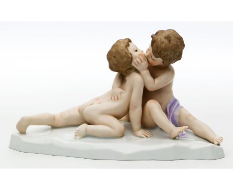 Limburg, Josef (1874 Hanau - Berlin 1955) Porzellanskulptur "Junge Liebe": zwei Kinder auf naturalistischer Plinthe. Bunt bem