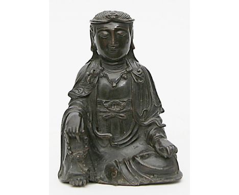 Ming-Skulptur Guanyin. Dunkel patinierte Bronze, 1.455 g. Kante mit kl. Gussfehlern. China, 17. Jh. H. 17 cm.