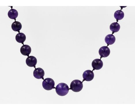 Amethyst-Kugelkette. Qualitätvolle, dunkelviolette Amethystkugeln, D. ca. 7,3 bis 11,1 mm, einzeln geknotet im Verlauf. Runde