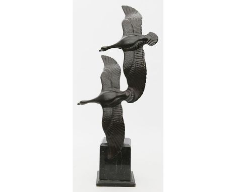 Somchai, Hattakitkosol (1934 Bangkok 2000) Zwei fliegende Gänse. Bronze, schwarze Patina. Auf Flügel sign. und bez. 741. H. c
