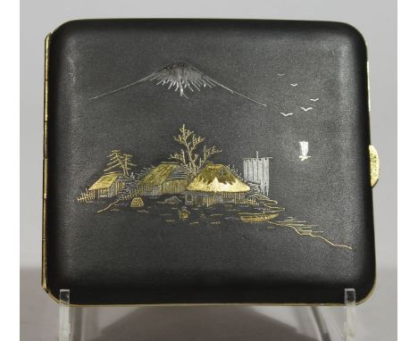 Zigarettenetui. Eisen mit schwarzem Mattlack und in Gold und Silber eingelegter Darstellung des Berges Fuji mit Fischerhütten