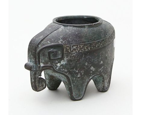 Stehender Elefant. Bronze, grün patiniert. Der als Weihrauchbrenner gestaltete Elefant ist in stilisierter, antikisierender F