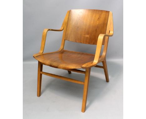 Hvidt, Peter und Molgaard-Nielsen, Orla "Axe Chair" (Modell SE 18). Teakholz. Gebogte Rückenlehne und Sitzschale, geschwungen