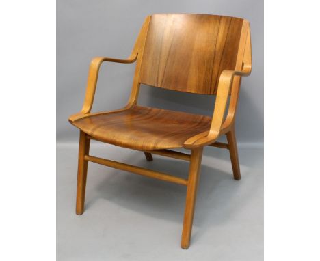 Hvidt, Peter und Molgaard-Nielsen, Orla "Axe Chair" (Modell SE 18). Teakholz. Gebogte Rückenlehne und Sitzschale, geschwungen