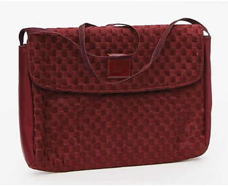 Miniatur-Umhängetasche, Fendi. Vintage Umhängetasche mit geflochtenem Muster in Burgunderrot. Überschlag mit Knöpfverschluss.