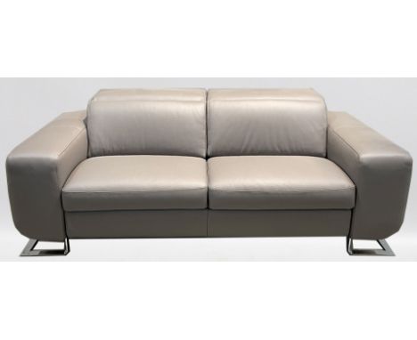 Joop, Wolfgang Feines Sofa (Zweisitzer) Modell "8151". Feine taupe-farbene Lederpolsterung mit Ziernähten, auf verchromten Me