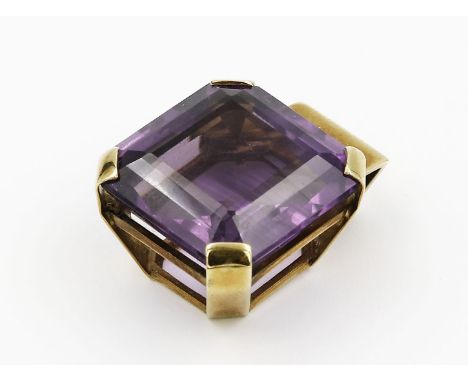Kettenanhänger. 585/000 GG, brutto 11,8 g. Besetzt mit qualitätvollem, achteckig facettierten Amethyst, D. 20x 20 mm. L. 2,8 