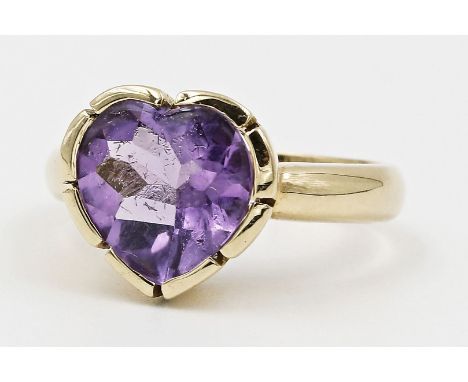 Herzring. 375/000 GG, brutto 4,1 g. Besetzt mit herzförmig facettiertem Amethyst. RW 53.