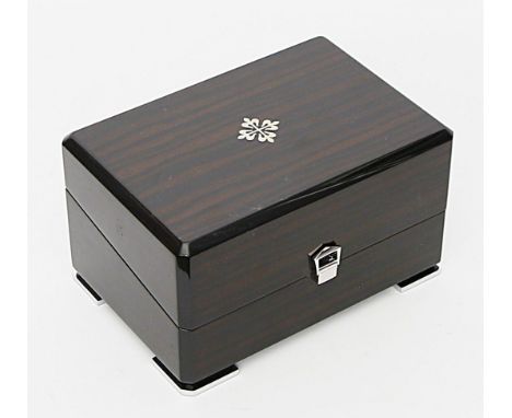 Uhrenbeweger und Box, Patek Philippe. Elegante, neuwertige Holzschatulle für eine Uhr (ewiger Kalender). Patek Philippe, neuz