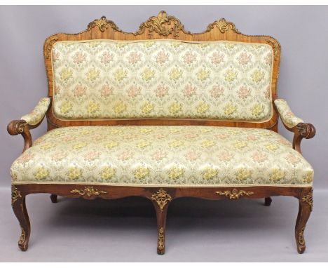 Sofa im Dresdner Barockstil. Nussbaum mit vergoldeten Bronzezierbeschlägen. Geschweiftes Gestell. Sitz, Rücken- und Armlehnen