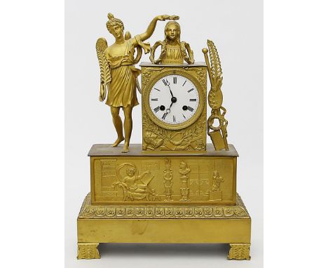 Feine Prunkpendule Charles X. Feuervergoldete Bronze. Sockel mit Reliefdarstellung eines Puttos in antiker Szene. Figürlicher