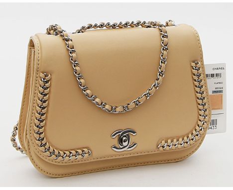 Klassische Überschlagtasche, Leder in "Light Beige", silberfarbene Hardware. Überschlag mit aufgearbeiteten Metallketten und 