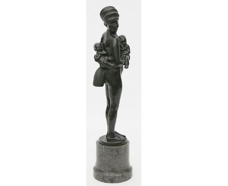 Möbius, Karl (1876 Borna bei Leipzig - Berlin 1953) Junge Schwarzafrikanerin mit zwei Säuglingen. Bronze mit schwarzer Patina